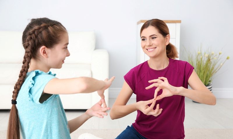 Câm có điều trị được không
