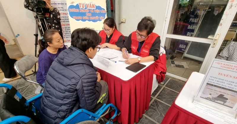 Nhân viên hỗ trợ người khuyết tật làm gì